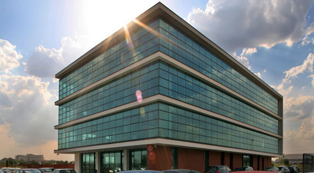 Imobilul de birouri EOS Business Park din București, închiriat integral de producătorul francez de iaurturi Danone. Sursă foto: Primavera Development.