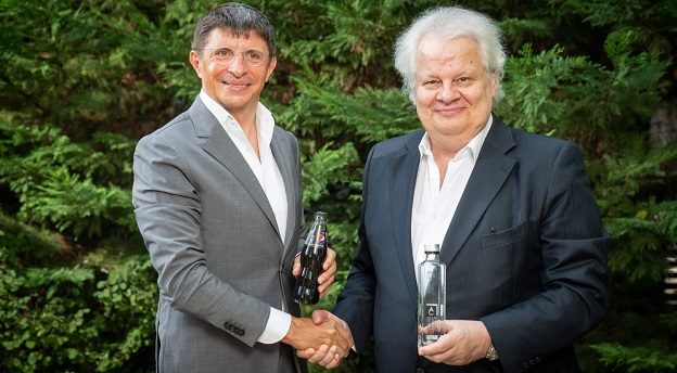 Silviu Popovici, CEO PepsiCo Europe (stanga) si Jean Valvis, fondatorul Aqua Carpatica (dreapta)