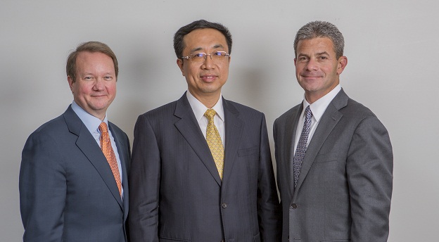 Joe Andrew (stânga), Peng Xuefeng (centru) și Elliott Portnoy (dreapta) vor conduce Dacheng Dentons, firma cu cel mai mare număr de avocați din lume. Sursă foto: Dentons.